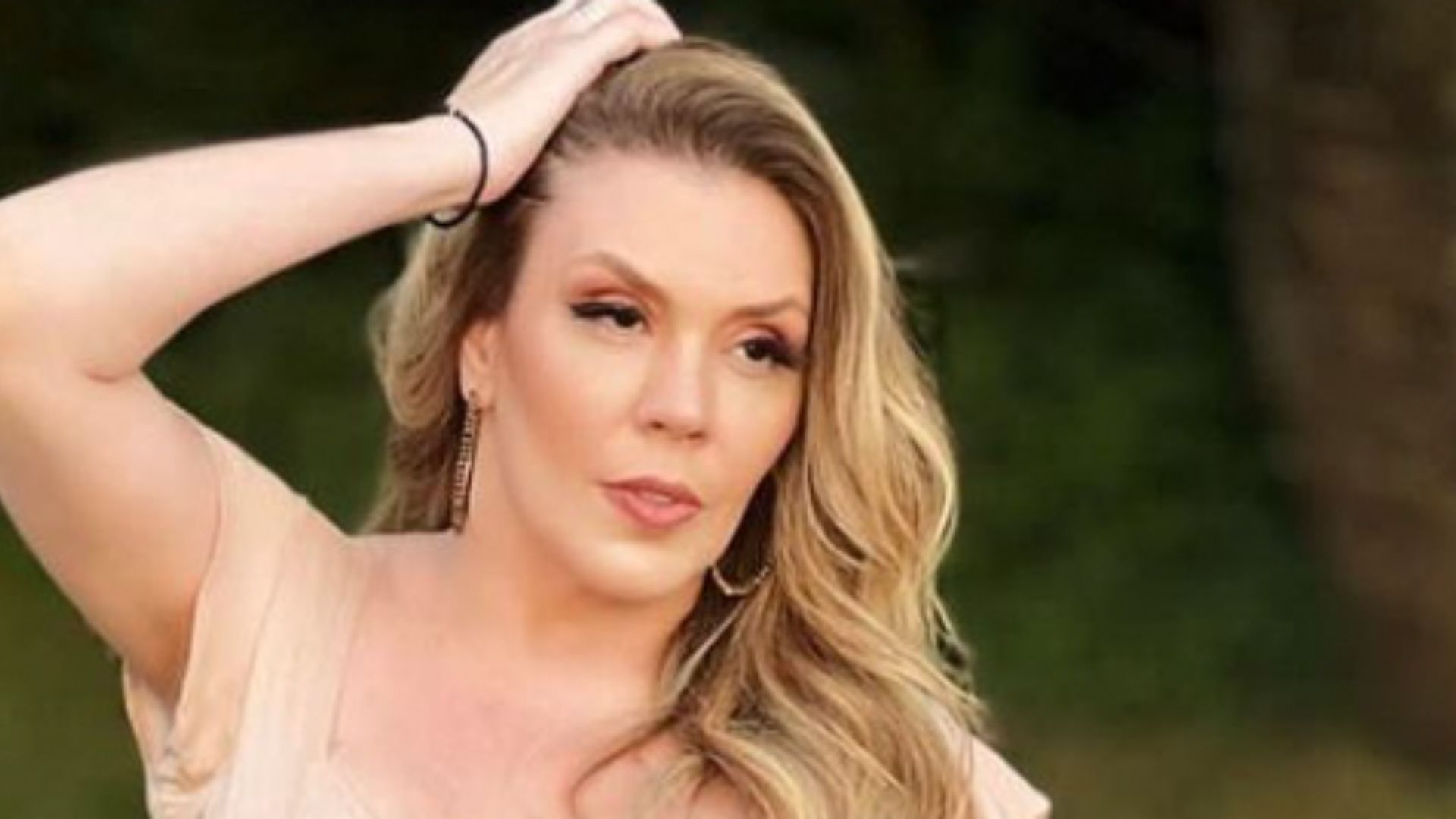Aos 45 anos, Simony exibe cinturinha de top nude e saia longa: “Espetáculo de mulher”
