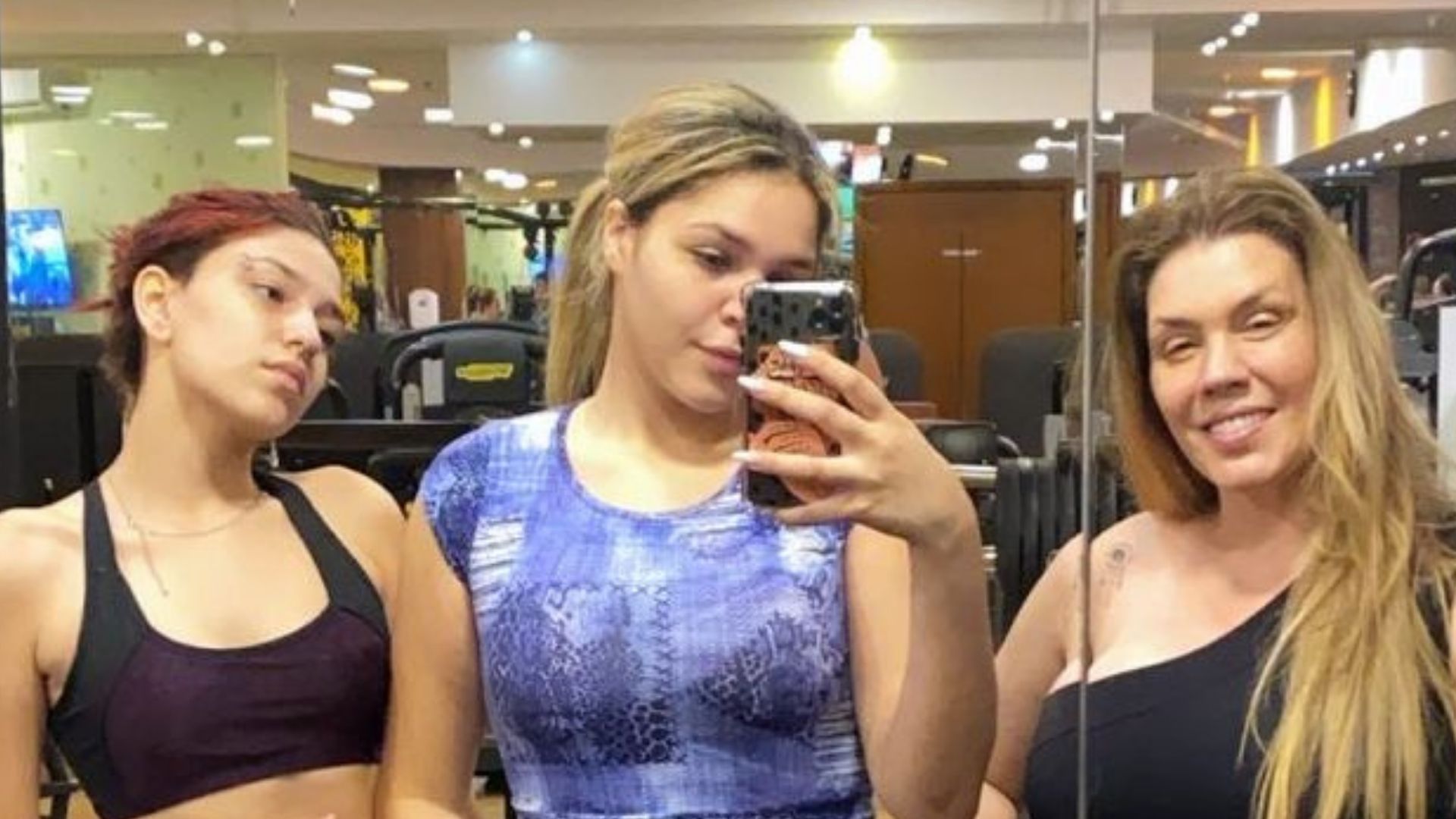 Aos 45 anos, Simony malha com as filhas em momento raro e mostra genética privilegiada