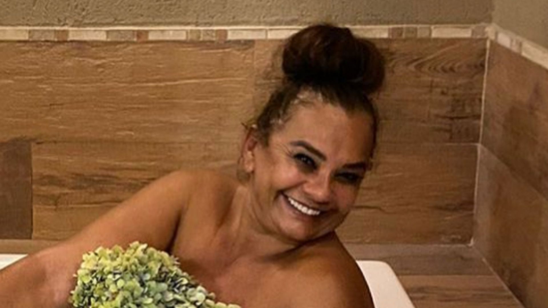 Aos 64 anos, Solange Couto posa nua em clique ousado: “Cada vez mais menina”
