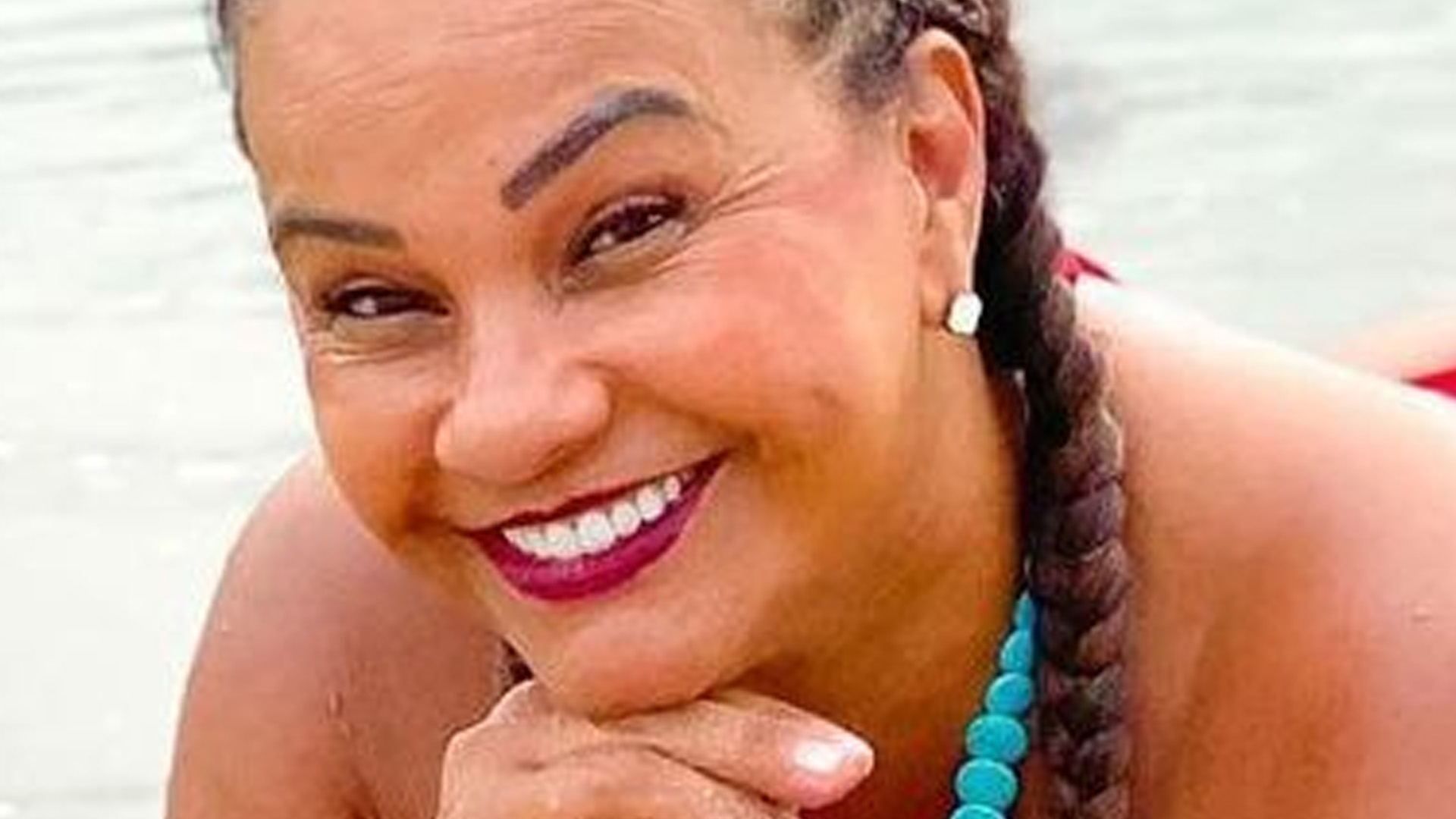 Solange Couto se refresca de biquíni cavado e empina bumbum intocado: “Sereia”