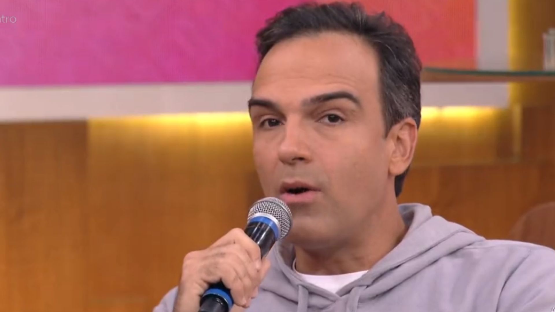 Tadeu Schmidt confessa que temeu o cancelamento no BBB22: “Não queria ser odiado”