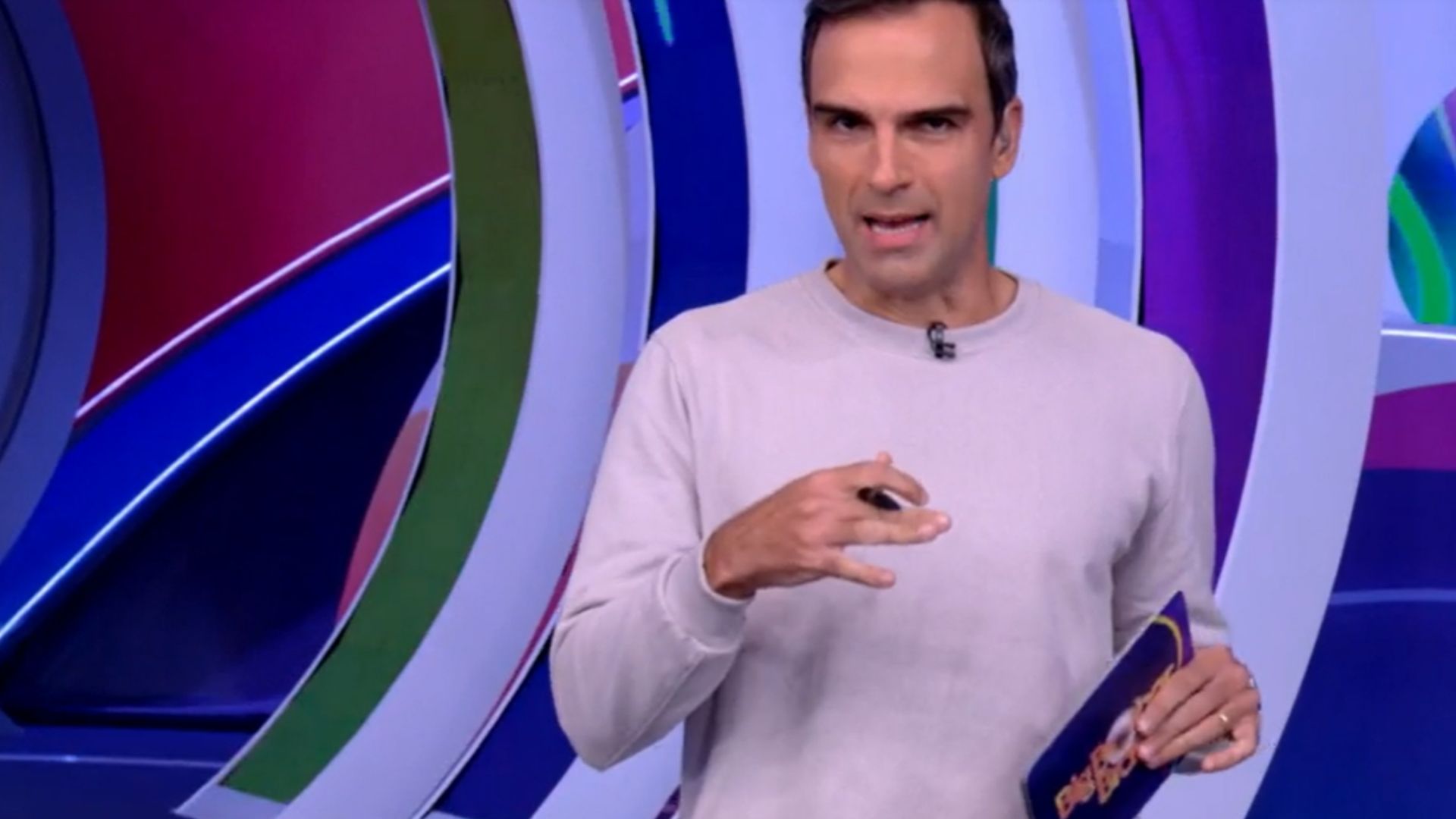 BBB22: Tadeu Schmidt entrega verdade sobre paredão falso e choca: “Cara de pau”