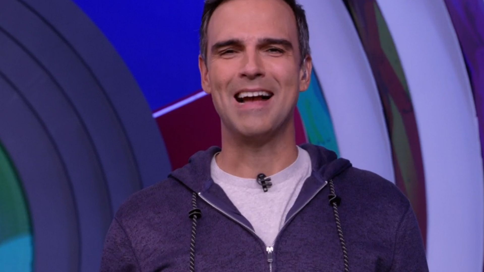 Tadeu Schmidt dá a largada ao vivo e abre inscrições para o BBB23: “Corram”