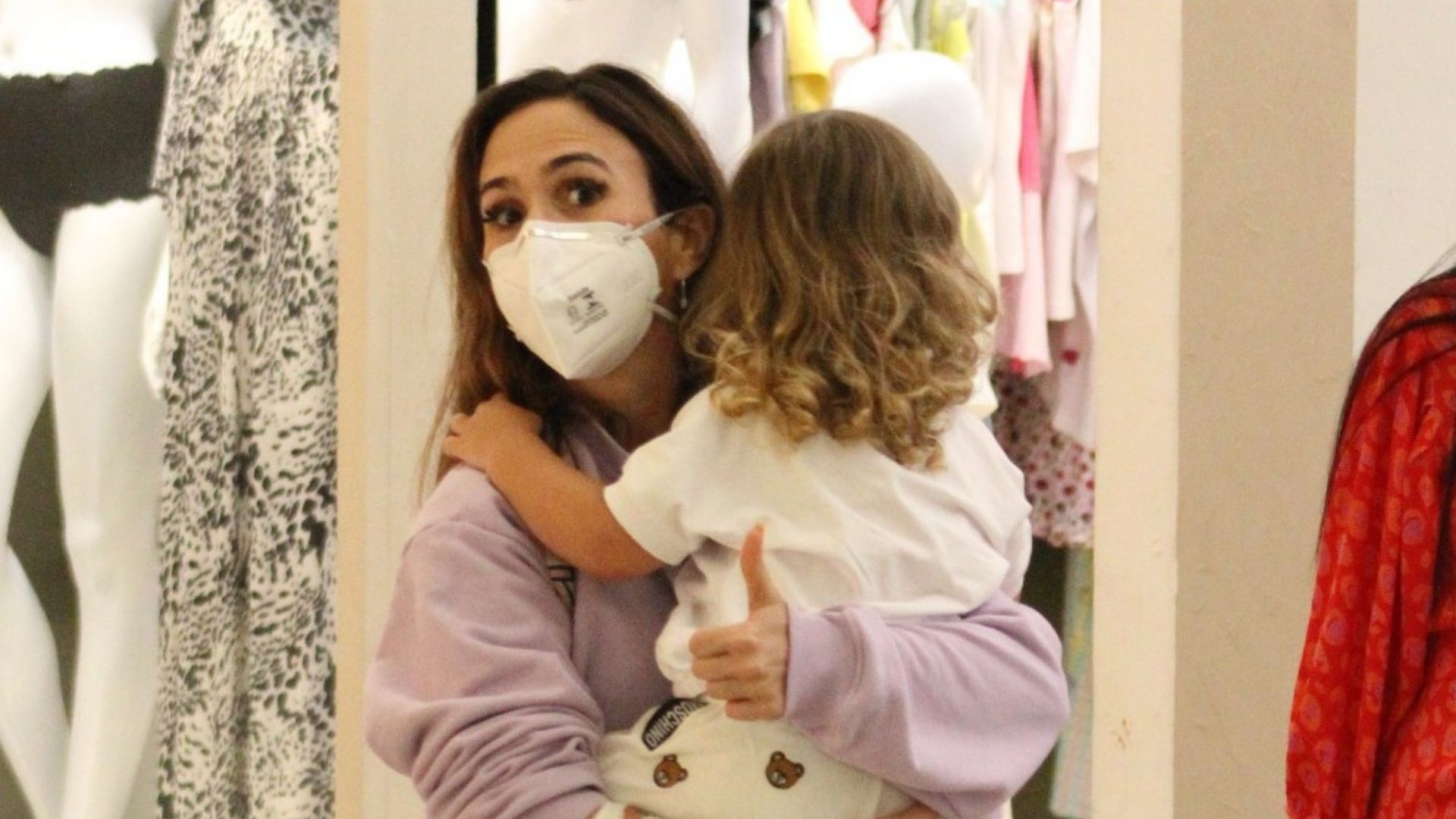 Raridade: Tatá Werneck vai ao shopping com Clara Maria e beleza impressiona