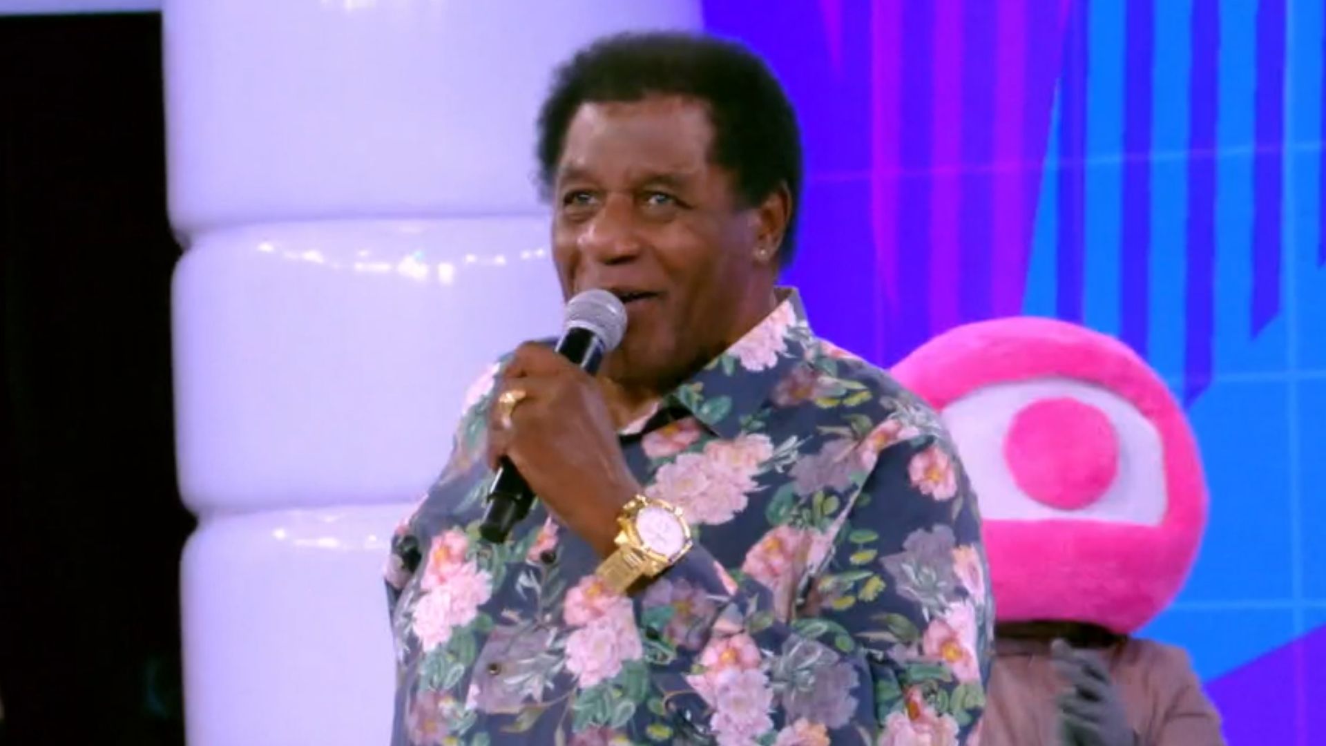 Aos 91 anos, Tony Tornado choca público por vitalidade em apresentação no ‘Caldeirão’