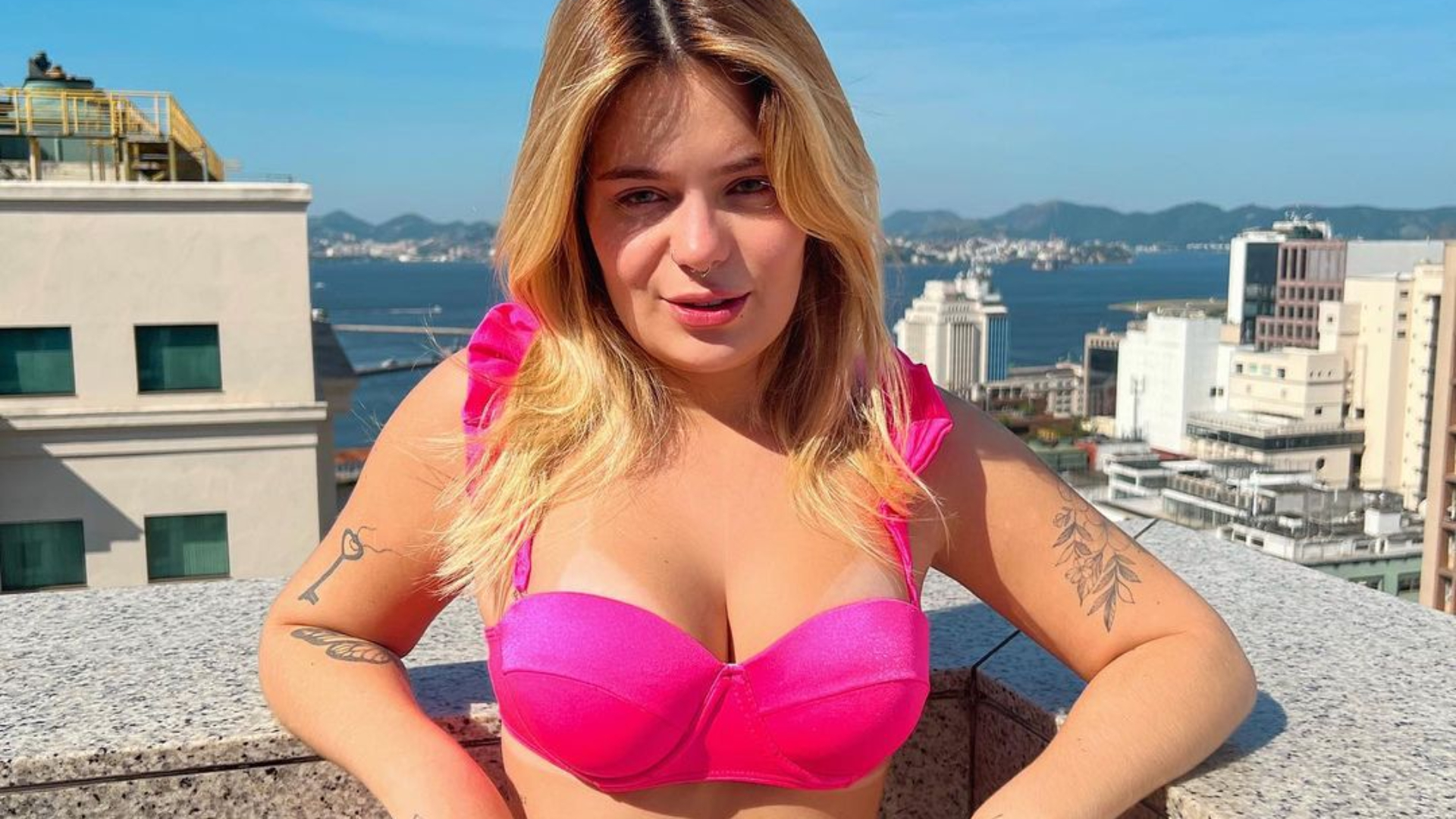 De biquíni, ex-BBB Viih Tube dispensa filtros e ostenta corpão turbinado: “Gata”