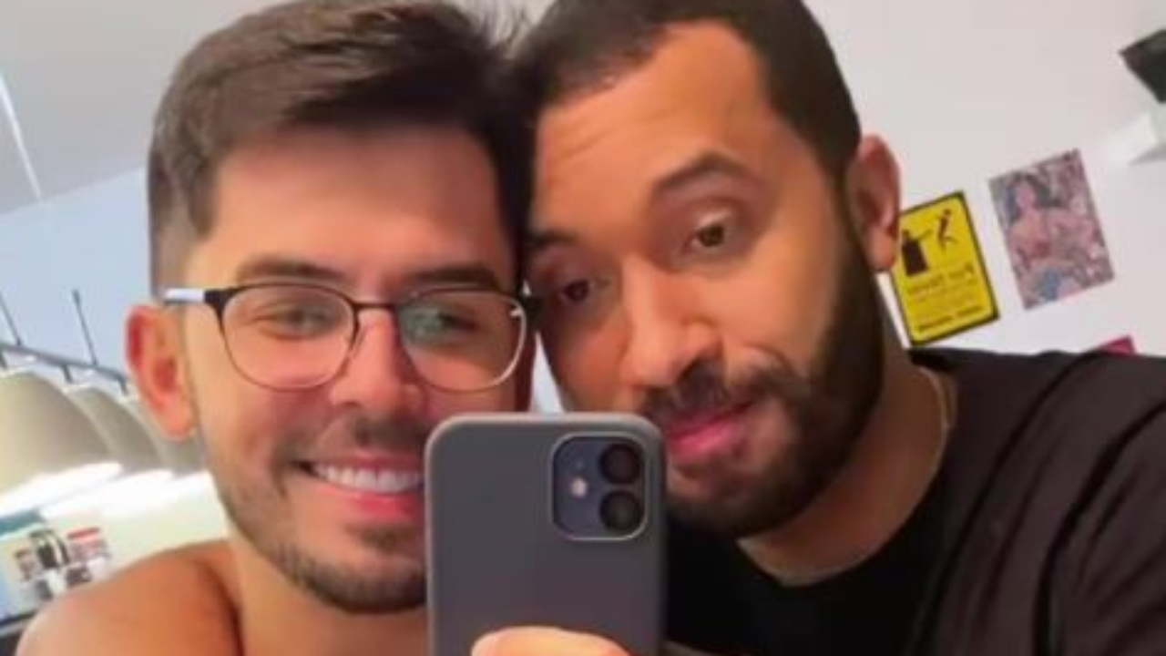 É caso sério! Ex-BBB Gil do Vigor apresenta amado para a família e mainha aprova: “Olha o convidado”