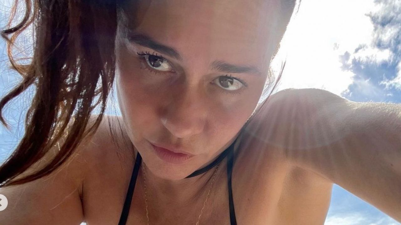 Alessandra Negrini rebate críticas ao seu comportamento aos 50 anos: “Por que eu não posso ser assim?”