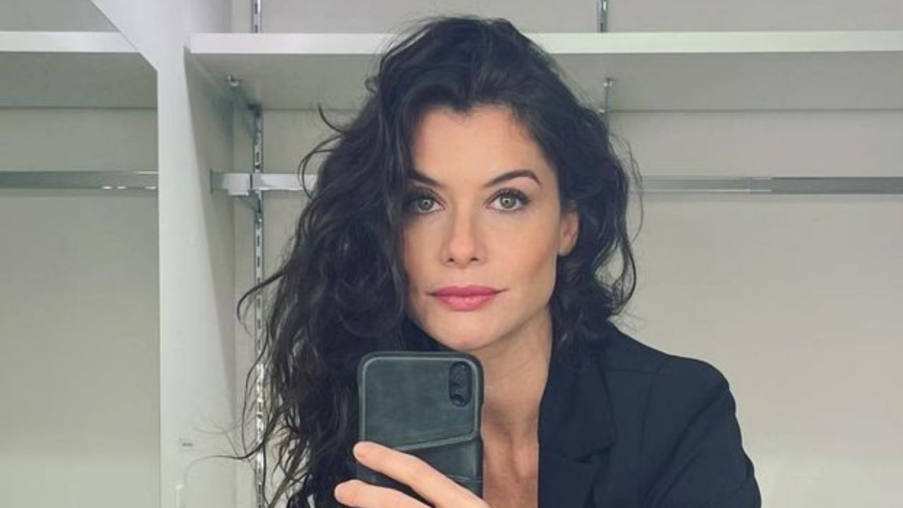 Alinne Moraes posa de vestidinho curto no camarim de nova novela e arranca suspiros: “Coração acelerou”