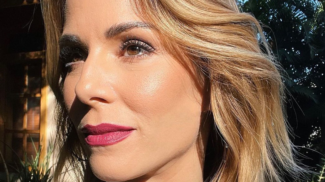 Aos 47 anos, Ana Furtado aparece de vestido decotado e fãs elogiam: “Boninho tem sorte”