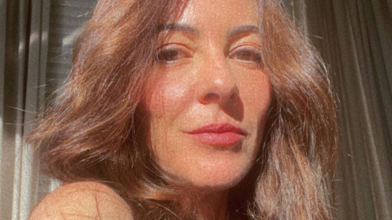 Aos 55 anos, Ana Paula Padrão ostenta corpão ao surgir com shortinho curto e decote generoso: “Mulherão”