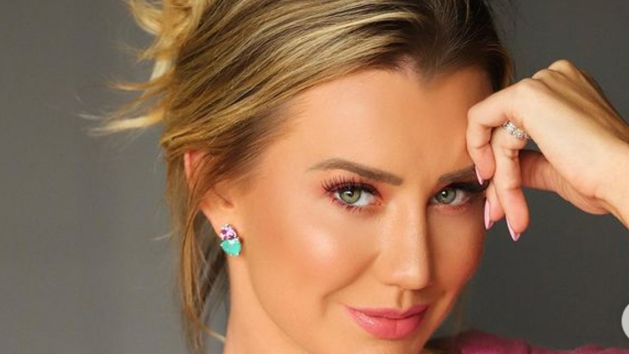 De última hora, Ana Paula Siebert marca cabeleireiro e renova o visual antes de viagem: “Bem loira”