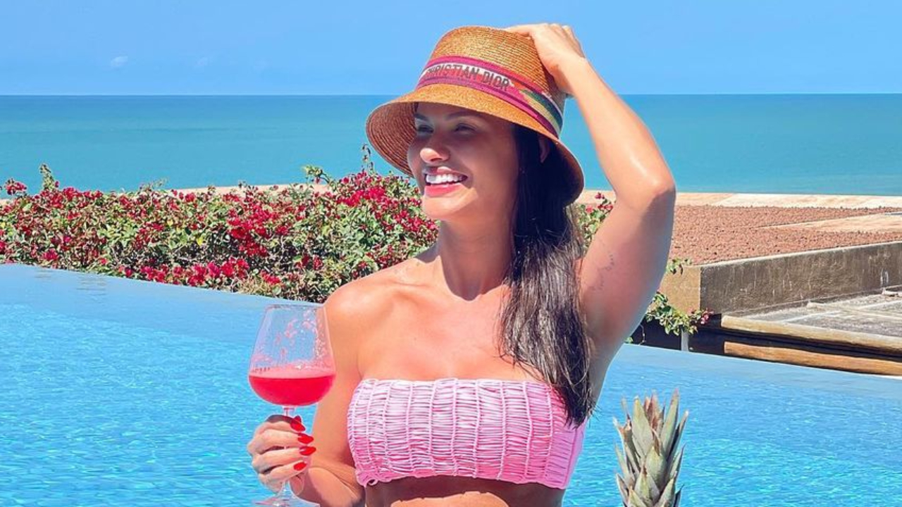 Andressa Suita ostenta barriguinha chapada em novo clique no litoral e deixa fãs de queixo caído: “Deusa!”