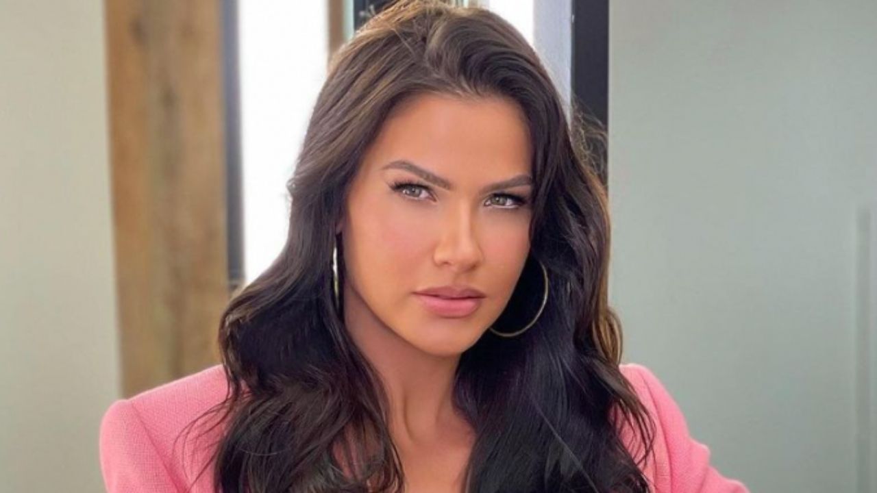 Poderosa, Andressa Suita posa de top e arremata look com blazer de R$ 14 mil: “Tiro atrás de tiro”