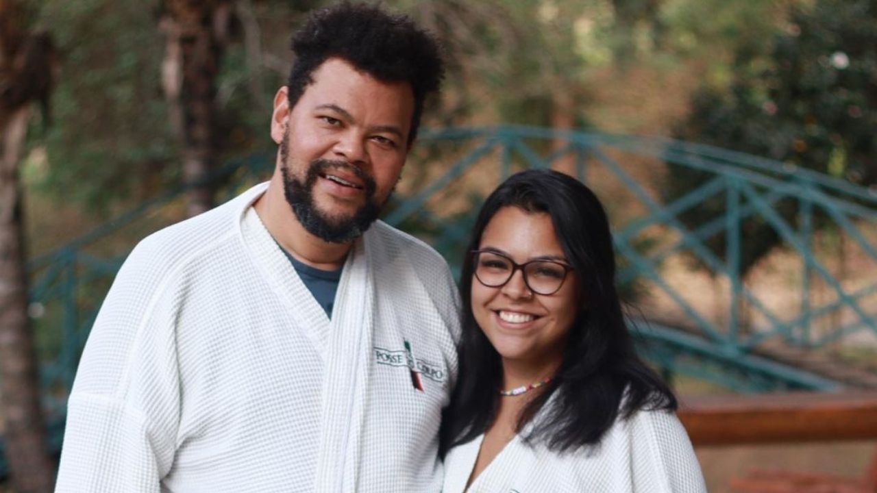 Romântico, Babu Santana se derrete pela nova namorada em spa de luxo com diária de R$ 1,6 mil: “Tô apaixonado!”