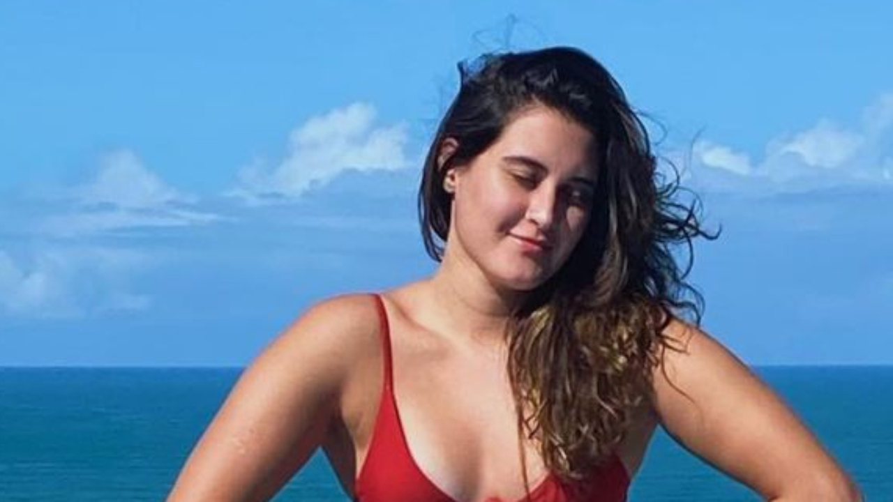 Filha gata de Fátima Bernardes e William Bonner rouba a cena em clique de biquíni na praia: “Maravilhosa!”