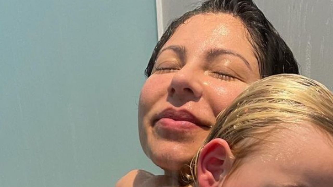 Realizada, esposa de Thammy Miranda compartilha banho com o filho, Bento: “Meu pedacinho”