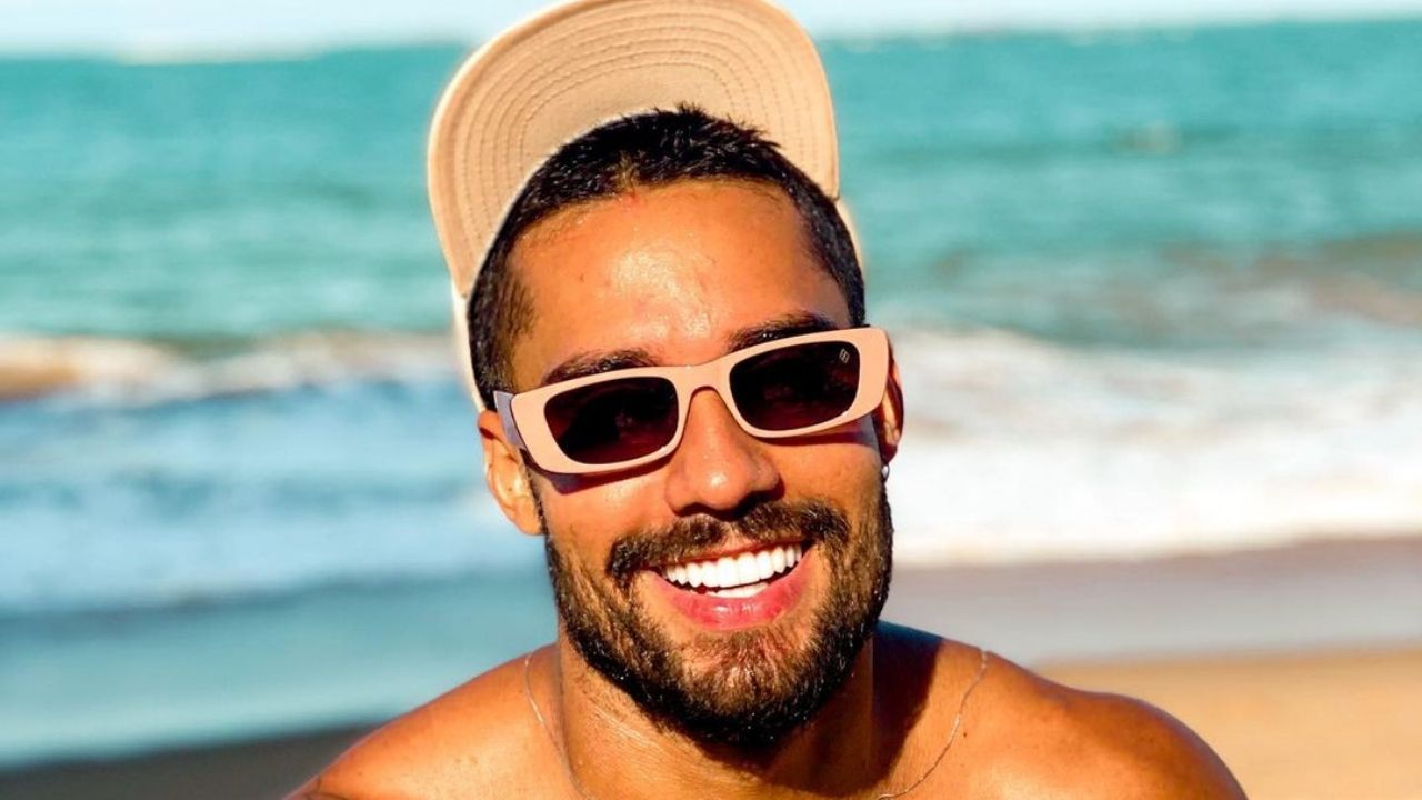 Descamisado, ex-BBB Bil Araújo toma banho de sol e peitoral trincado leva web à loucura: “Que espetáculo”