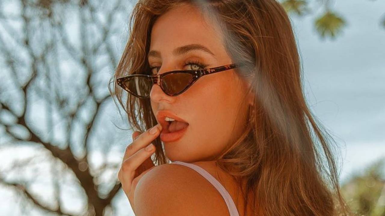 Bruna Griphao puxa a alcinha acima da marquinha de sol e faz biquíni atolar no bumbum GG: “Absurdo”