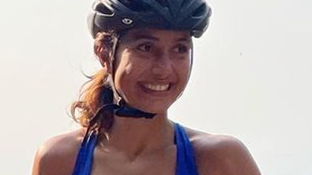 Aos 44 anos, Camila Pitanga mantém boa forma em passeio de bicicleta: “Rodeada de verde”