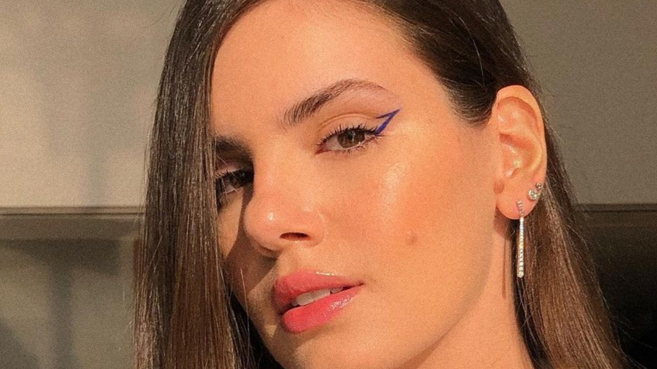 Camila Queiroz revela timidez ao ver cenas picantes que protagonizou em ‘Verdades Secretas’: “Fico acanhada”