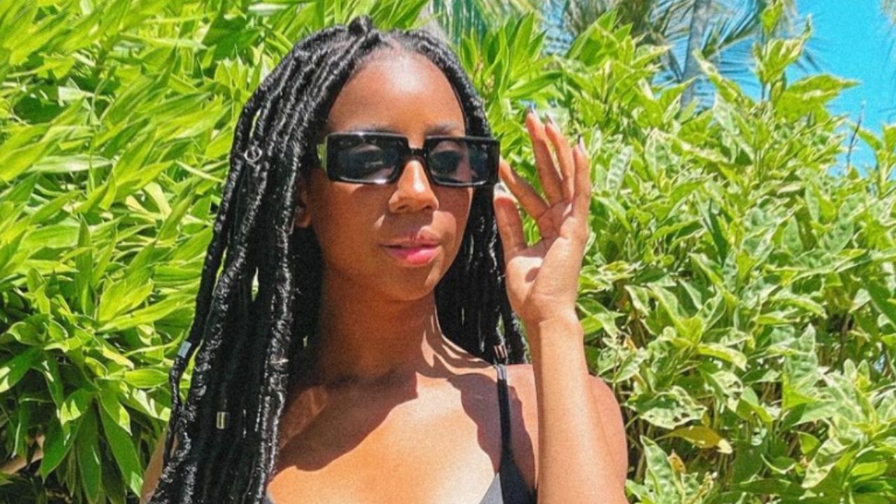 Ex-BBB Camilla de Lucas surge com biquíni finíssimo, faz carão e surpreende fãs: “Passada com esse corpo”