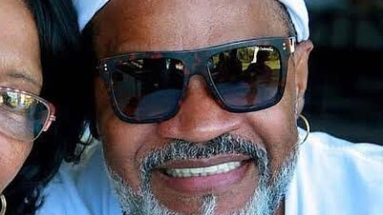 Em momento raro, Carlinhos Brown posa ao lado da mãe e surpreende com homenagem comovente: ”Vi se anular”