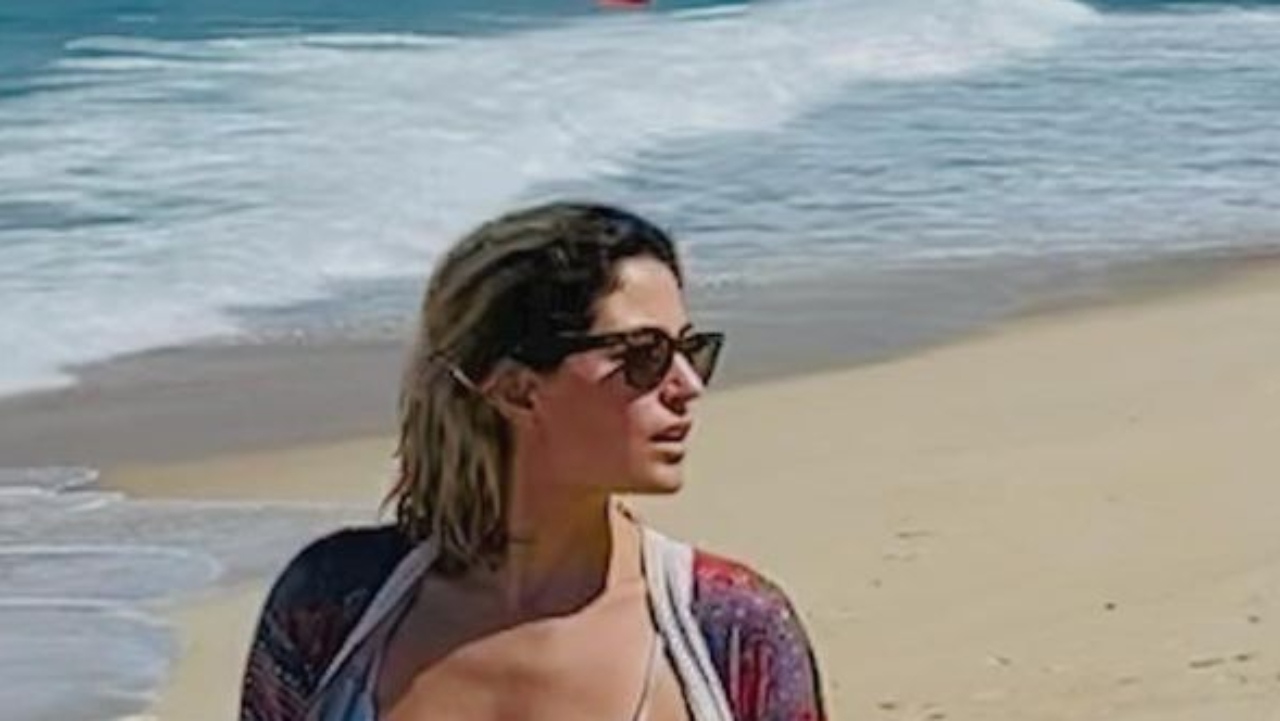 Carol Castro renova bronzeado em dia de praia e corpo trincado chama atenção: ”Muito gata”