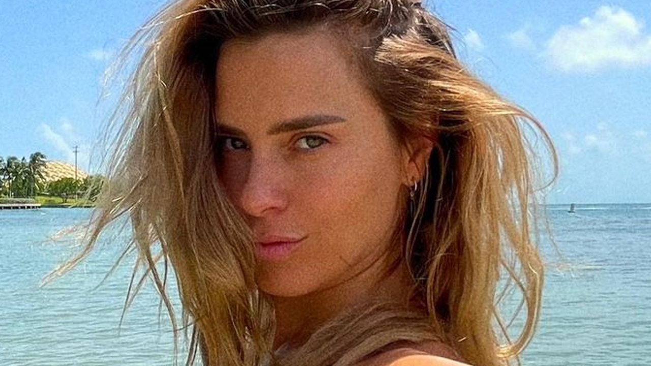 Carolina Dieckmann posa de biquíni aos 42 anos e mostra corpão intocado pelo tempo: “Mergulho é sorte”
