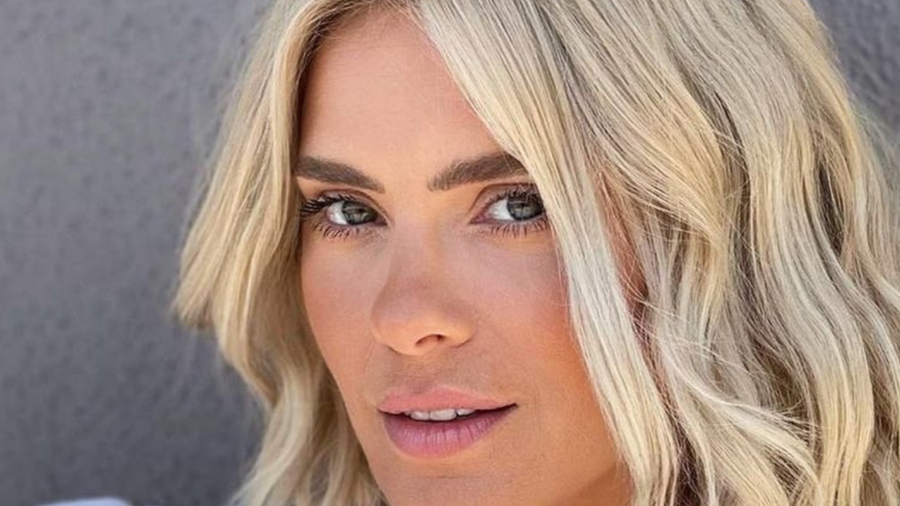 Aos 42 anos, Carolina Dieckmann vira o centro dos holofotes ao exibir físico absurdo com biquíni fininho