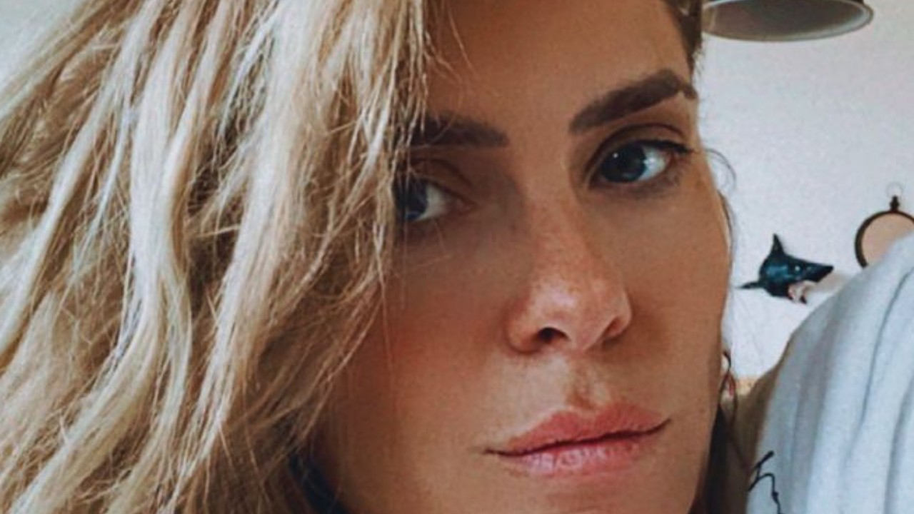 Com sinceridade, Carolina Dieckmann fala sobre as inúmeras fotos íntimas vazadas na web: “Só pensava nisso”