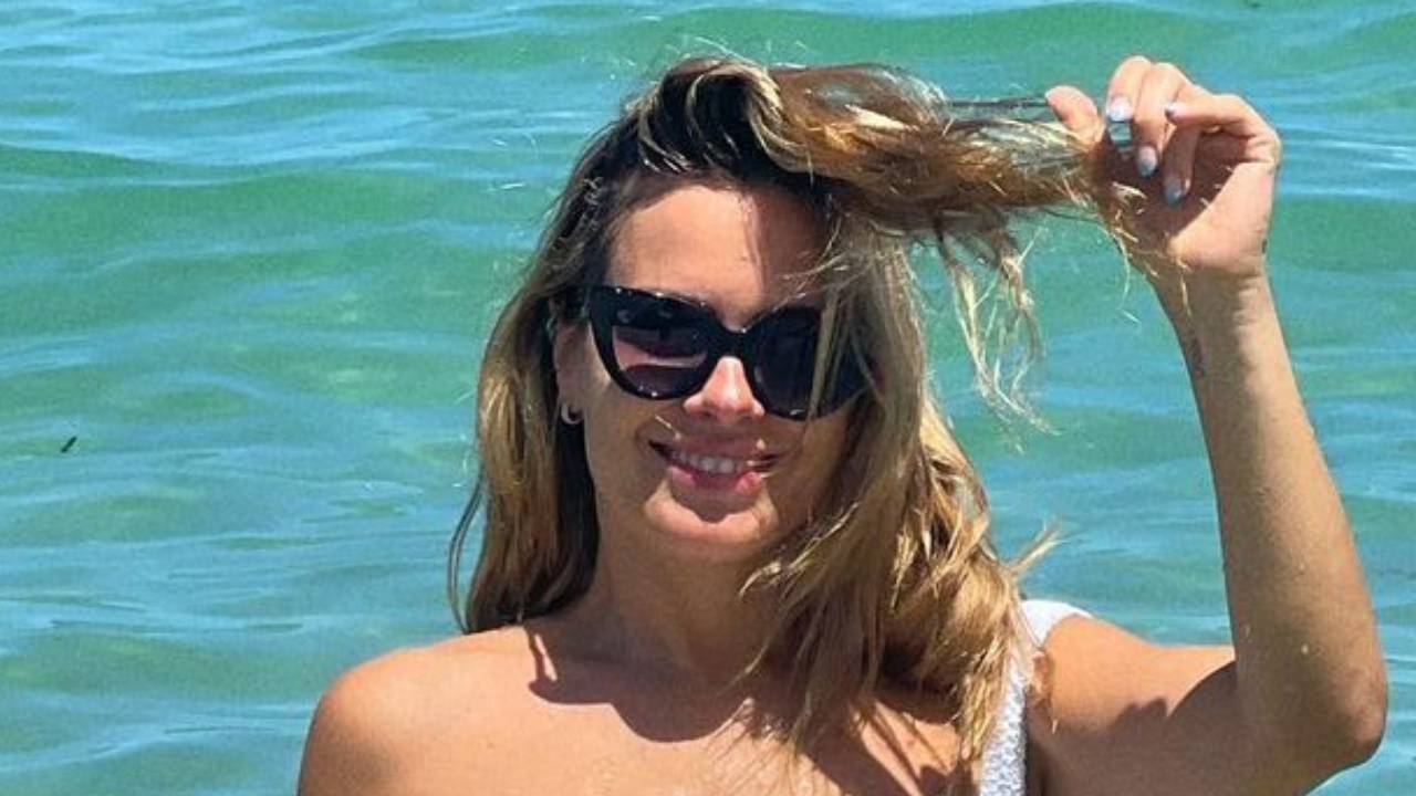 Em Miami, Carolina Dieckmann abaixa o biquíni no limite e deixa virilha em evidência: “Espetacular”