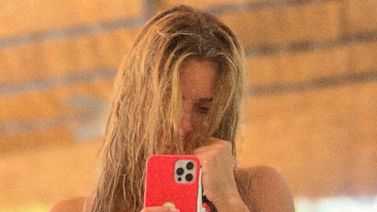 Aos 42 anos, Carolina Dieckmann aposta em biquíni curtinho e barriga chapada rouba a cena: “Eu te venero”