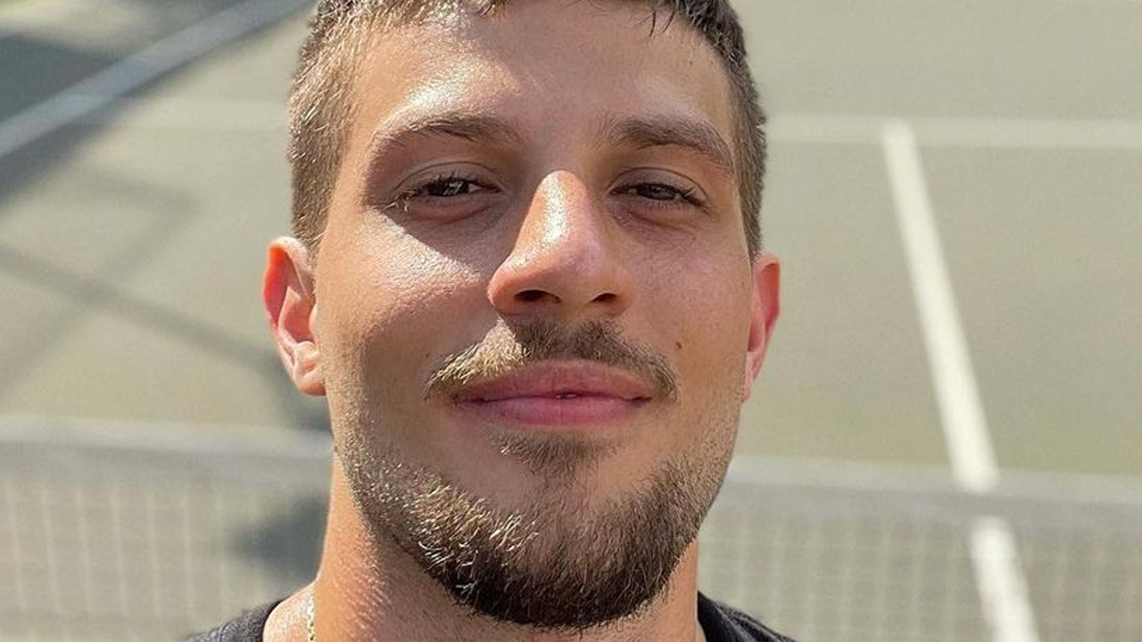 Chay Suede homenageia o pai em cliques raríssimos e seguidores comparam: “Lindo igual”