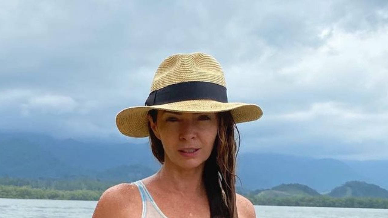 Claudia Ohana abusa da transparência em clique na praia e curvas poderosas roubam a cena: ”Uma deusa”