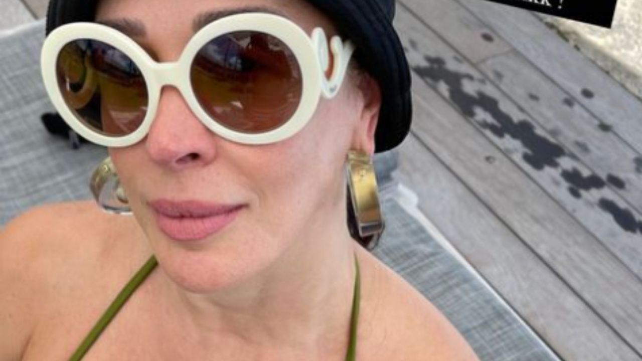 Aos 54 anos, Claudia Raia combina biquíni com chapéu grifado de R$ 3 mil e tira onda: “Não me favorece”