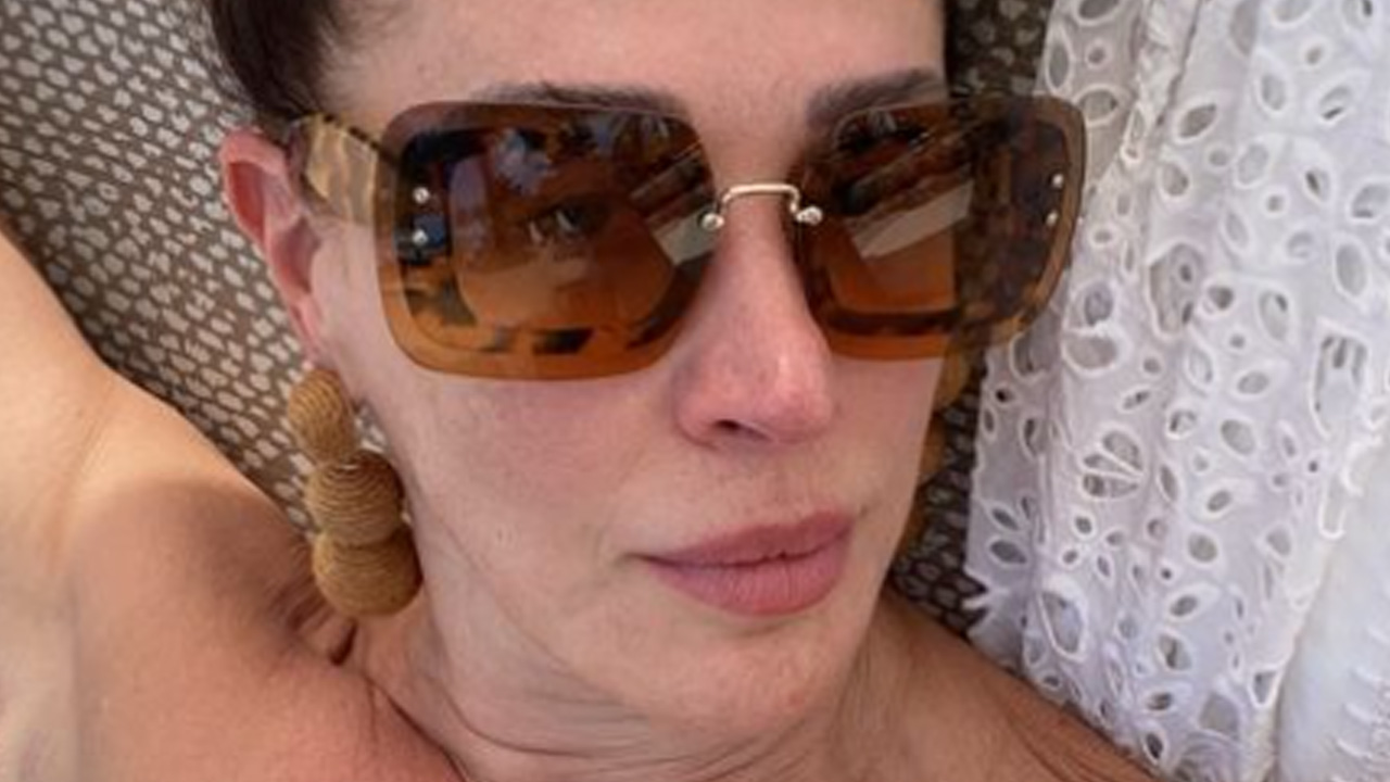Aos 54 anos, Claudia Raia aparece sem maquiagem e dispensa a alça do biquíni: “Quarentenando”