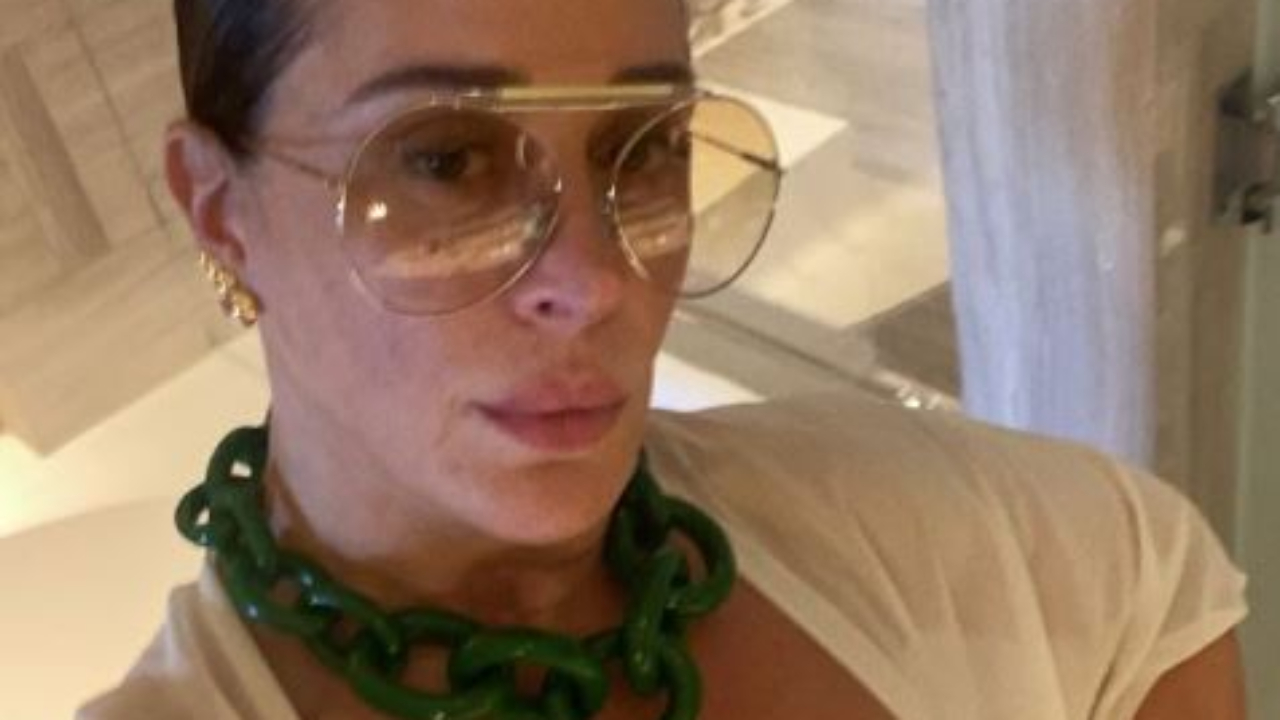 Aos 54 anos, Claudia Raia abre o roupão e ostenta o físico real em selfie de biquíni: “Que gata!”