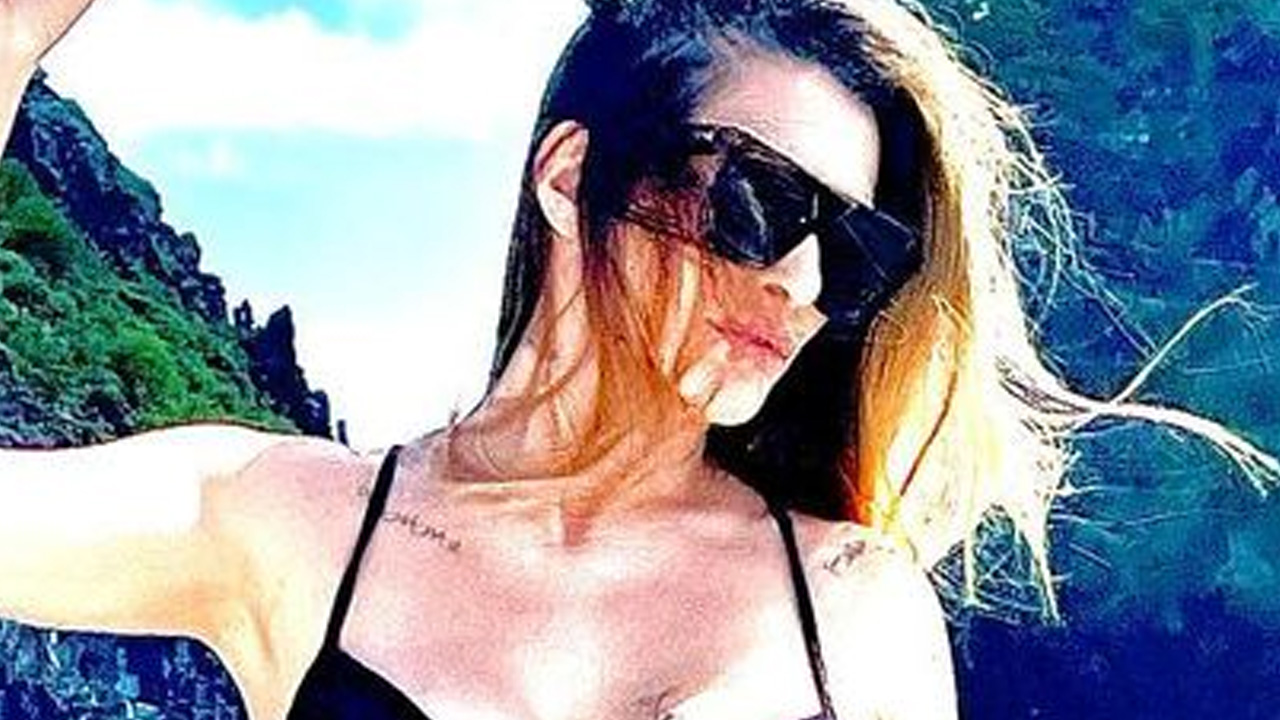 De biquíni, Cleo desfila corpão em lua de mel e deixa marido enlouquecido: “Que mulher”
