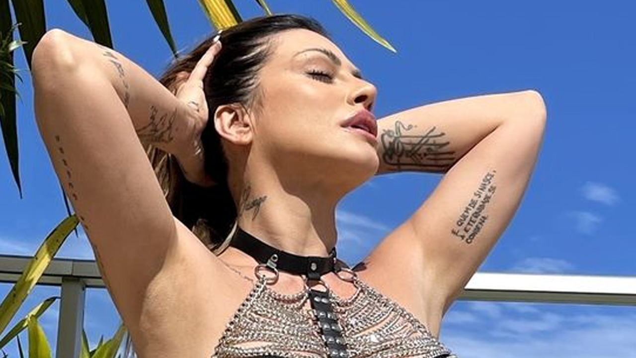 É o amor! Cleo arranca elogio do marido ao posar de biquíni cavado e mostrar cinturinha: “Que delícia”