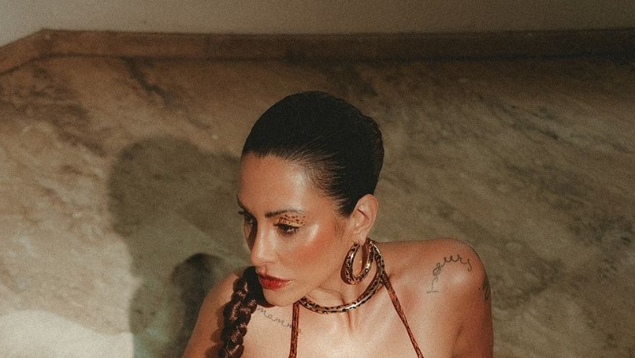 Com biquíni de oncinha, Cleo abusa da sensualidade e movimenta web com sequência de cliques: ”Que mulher”