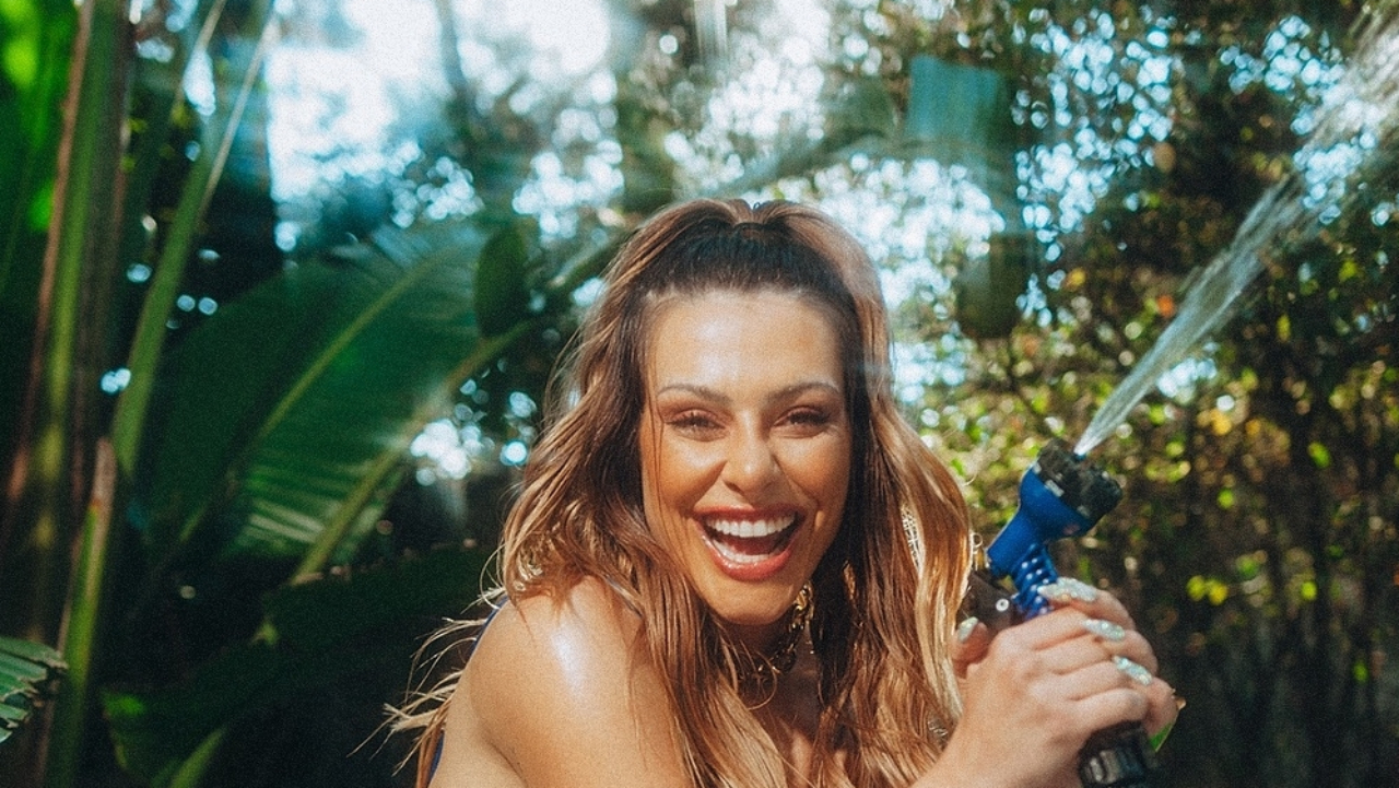 Cleo surge com maiô cavadíssimo durante banho de mangueira e recebe elogio do pai: ”Perfeita”