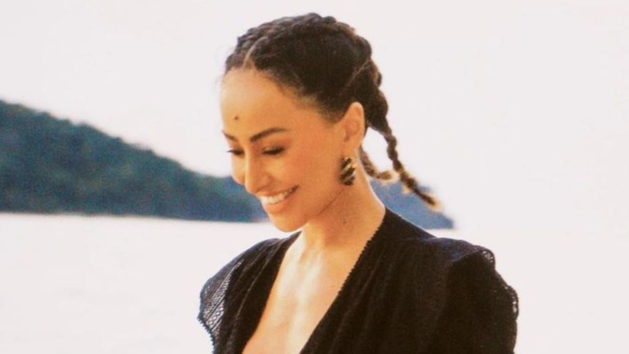 De vestido coladinho, Sabrina Sato surge andando na praia e coxas grossas ficam em evidência: “Deusa”