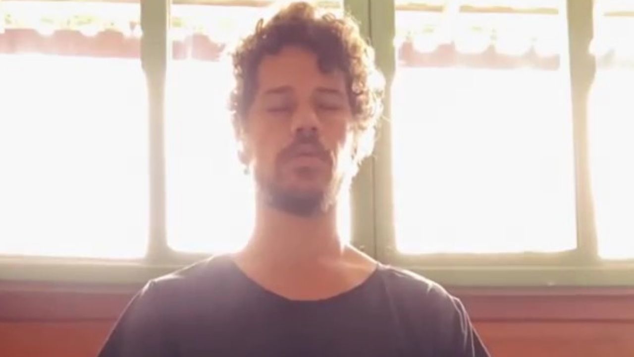Durante meditação, José Loreto tem conversa consigo mesmo e reflete: “Olhe para dentro”