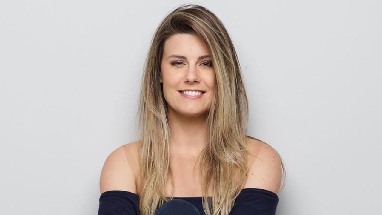 Esposa de Tiago Leifert faz reflexão sobre expor inseguranças com o seu corpo: “Chorei muito de medo”
