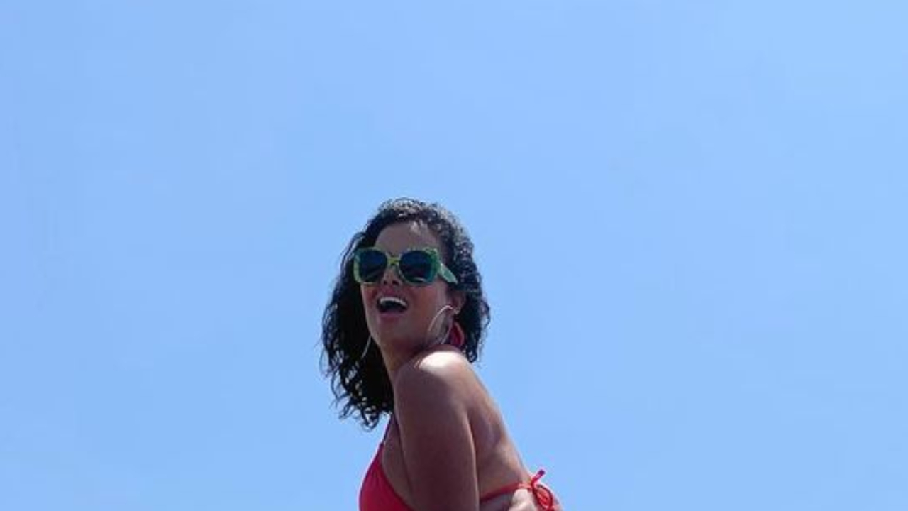 De biquíni, ex-BBB Ariadna mostra corpo real e manda recado aos críticos: ”Deixem de ser desnecessários”