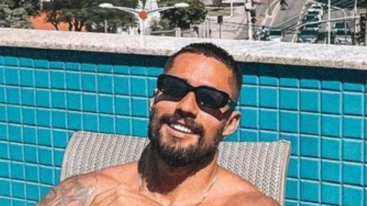 Ex-BBB Bil Araújo esquenta a web com cliques só de sunga exibindo o corpão musculoso: “Que homem”