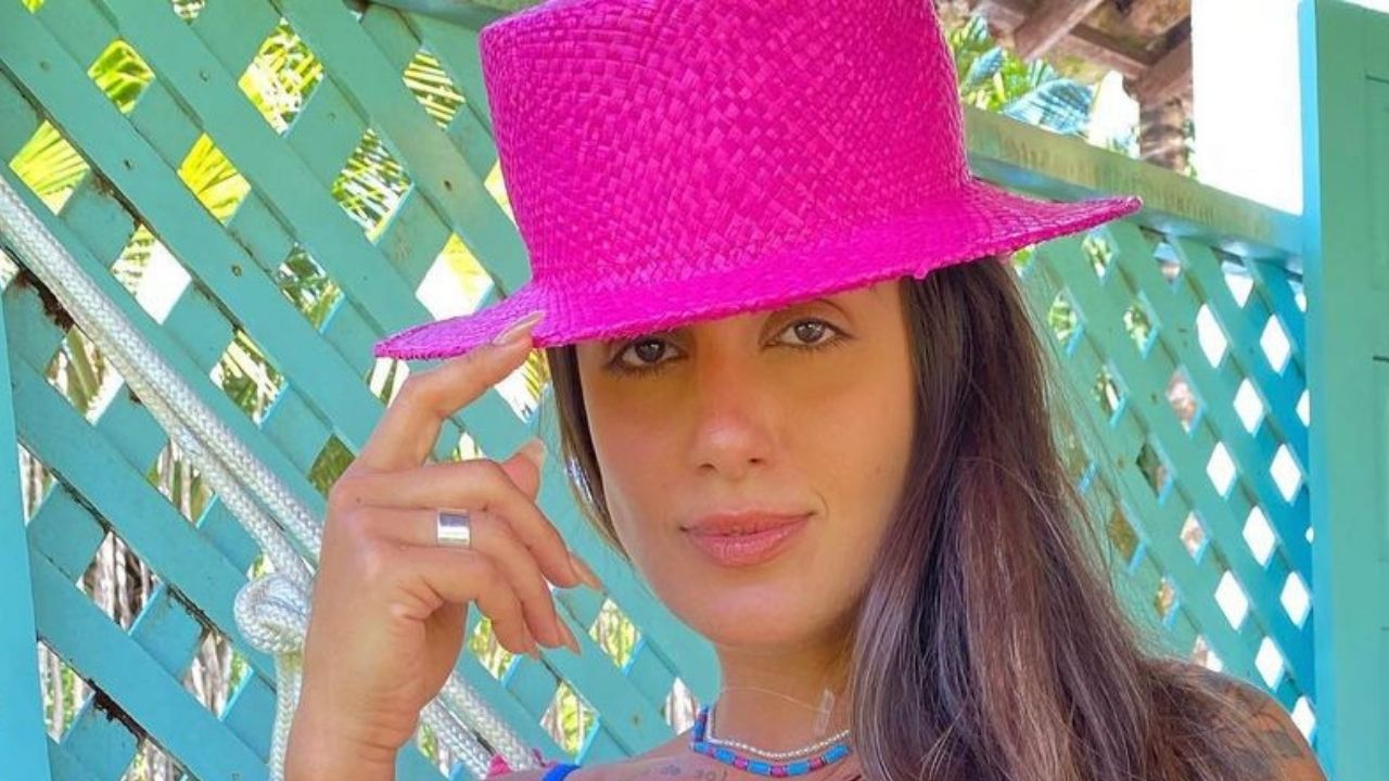 Ex-BBB Carol Peixinho abusa da sensualidade e abaixa o biquíni em clique ousado: “Musa”