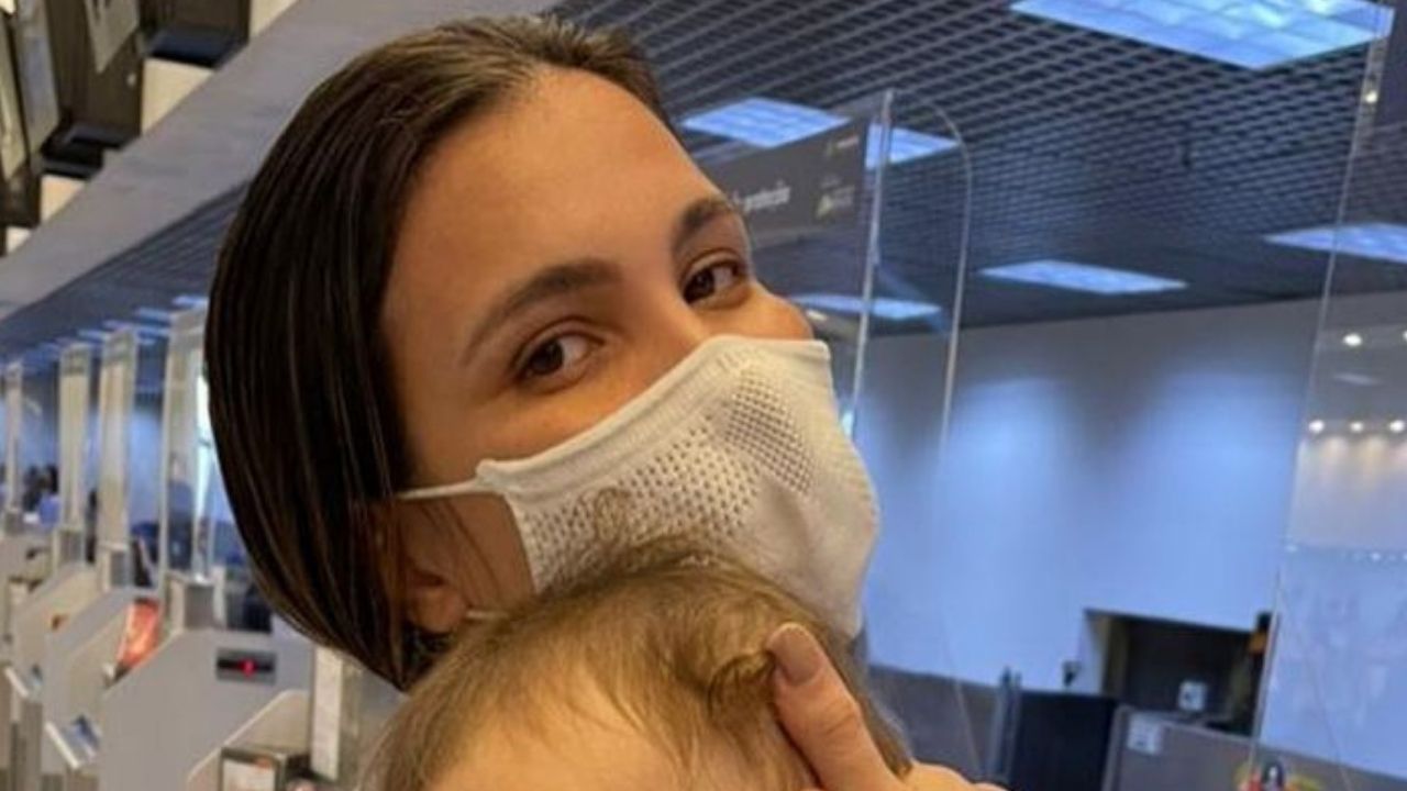 Ex-BBB Kamilla Salgado desabafa sobre viajar com o filho de 10 meses na pandemia: “O voo parece uma eternidade”