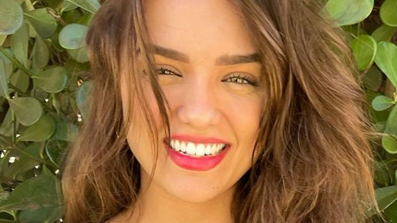 Ex-BBB Rafa Kalimann posa com top decotado e mostra cinturinha PP: “Que mulher”